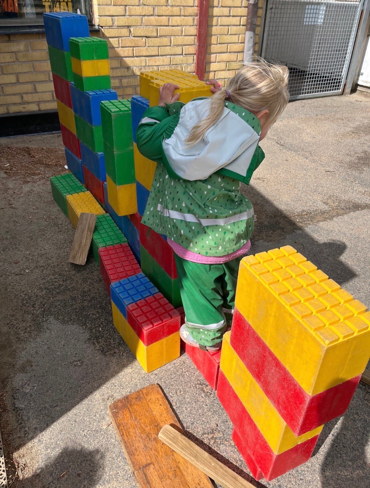 Barn som leker och bygger balans utomhus