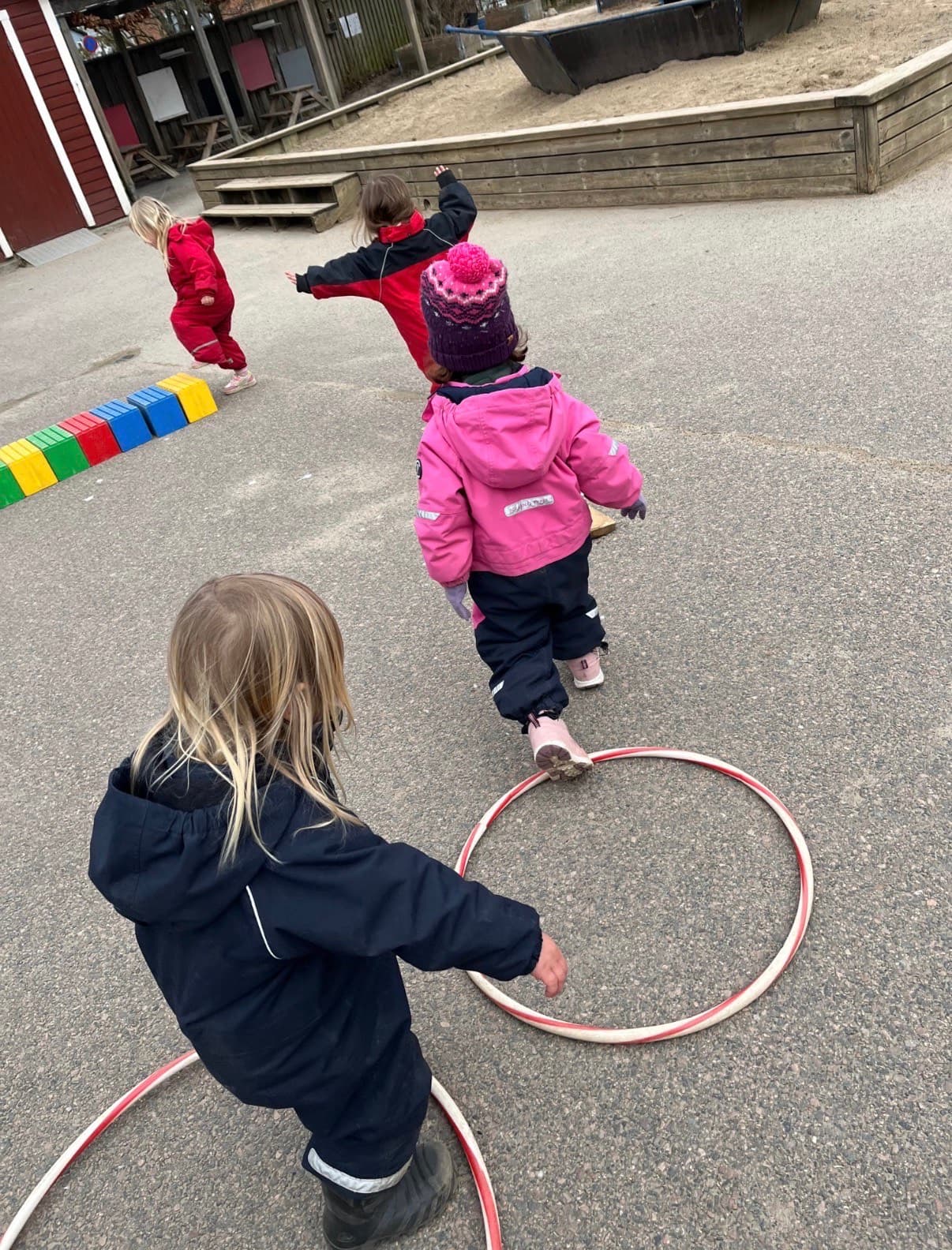 Barn som testar hinderbana utomhus